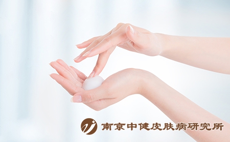 摄图网_500745596_手上涂保湿霜的女人（企业商用）