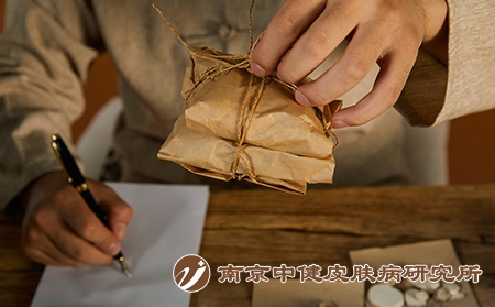 摄图网_501674736_中医医师调配中药（企业商用）