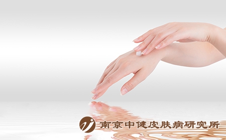 摄图网_500745592_女性手上的润肤霜(企业商用) 摄图网_500745592_女性手上的润肤霜(企业商用)