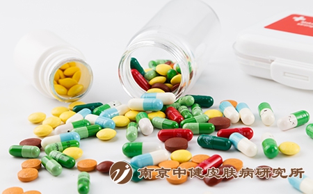 摄图网_500217212_各种颜色彩色的药片和胶囊（企业商用）