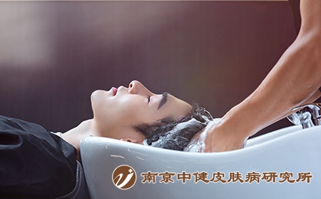 摄图网_501431691_理发师给顾客洗头（企业商用）