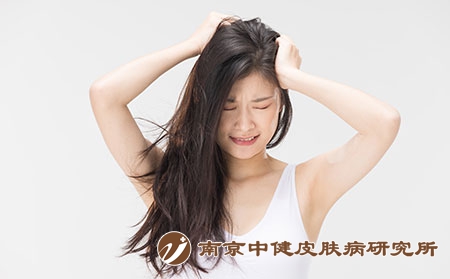 摄图网_501713659_脱发问题抓头苦恼的年轻女性（企业商用）