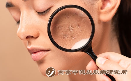 摄图网_503372766_雄将放大镜放在年轻女子附近（企业商用）