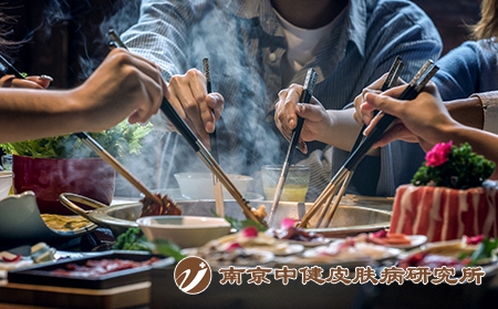 摄图网_501102064_火锅美食青年聚会（企业商用）