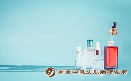 摄图网_300135473_化妆品瓶产品与液体,吸管蓝色背景,正视图精华,爽肤水提取血清桌子上,正视图美容现代护肤理念与（企业商用）