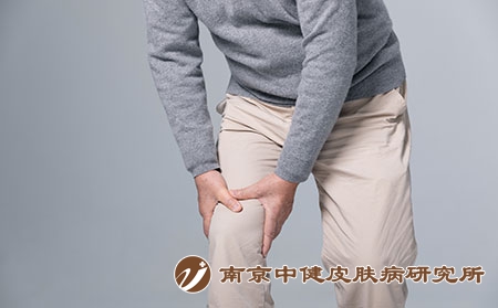 摄图网_501703651_受伤的老年人膝盖疼痛（企业商用）关节