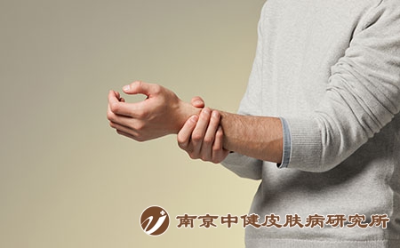 摄图网_501528683_青年男性手腕疼痛（企业商用）关节