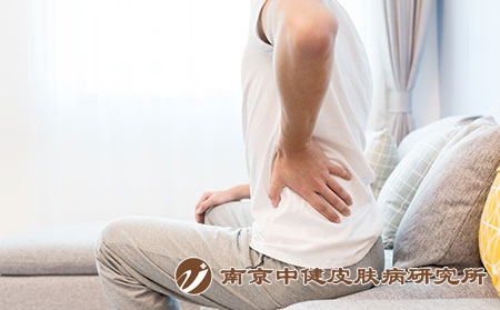摄图网_500708297_腰酸背痛的男生（企业商用）关节