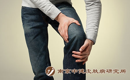 摄图网_501528953_青年男性身体不适（企业商用）关节