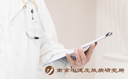 摄图网_500313251_认真写文档的年轻医生特写（企业商用）