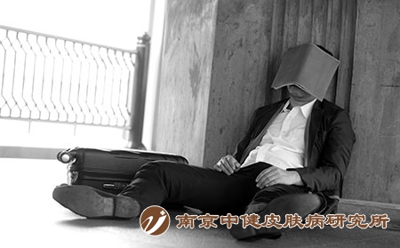 摄图网_307150901_坐在户外亲近地看书精神紧张的亚洲商人破产了（企业商用）