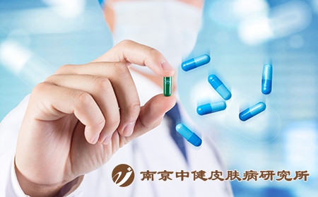 摄图网_500691006_医生手拿药物（企业商用）