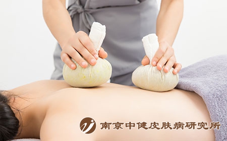 摄图网_501763551_按摩师给顾客做泰式spa艾草理疗（企业商用）