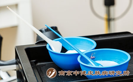 摄图网_305132868_2个蓝色塑料碗有漂白染发和刷子2个塑料碗有染发（企业商用）