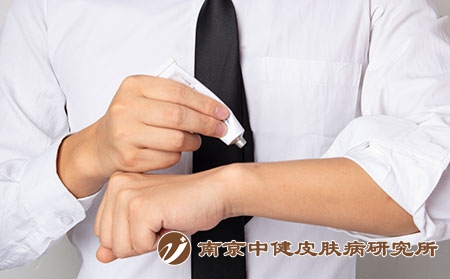 摄图网_501655125_涂抹药膏（企业商用）