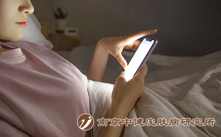 摄图网_501351146_女性熬夜玩手机（企业商用）