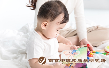 摄图网_501154824_婴儿翻阅书籍（企业商用）