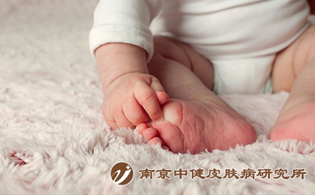 摄图网_303330865_手脚紧贴着一个新生的婴儿（企业商用）