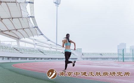 摄图网_500290298_青春活动女性操场跑步（企业商用）