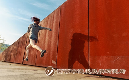 摄图网_500336596_美女户外运动（企业商用）