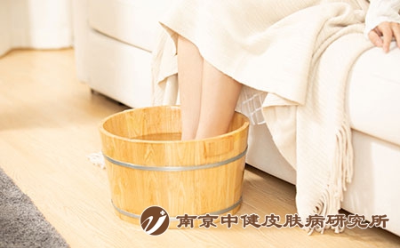 摄图网_501538885_冬季居家女性养生泡脚（企业商用）泡浴