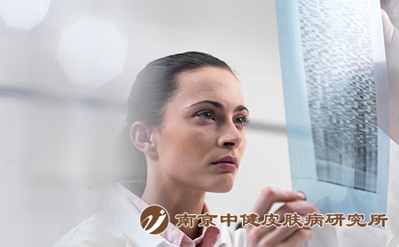 摄图网_501514761_科学家检测DNA测序凝胶（企业商用）