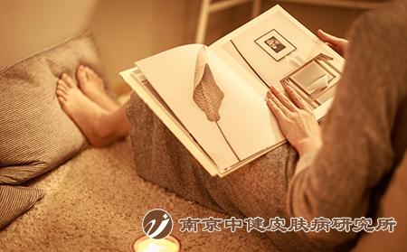 摄图网_500154871_温馨生活翻看杂志（企业商用）