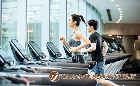 摄图网_501311358_跑步机运动健身（企业商用）