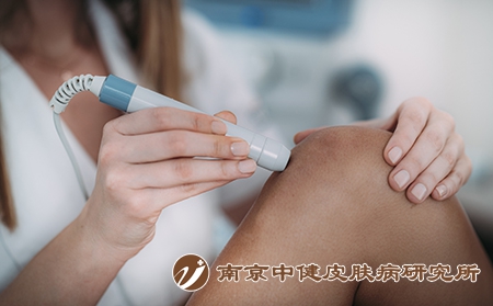 摄图网_306769925_激光治疗物理病人和r膝盖（企业商用）