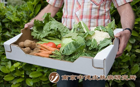 摄图网_501517373_手拿新鲜蔬菜盒（企业商用）