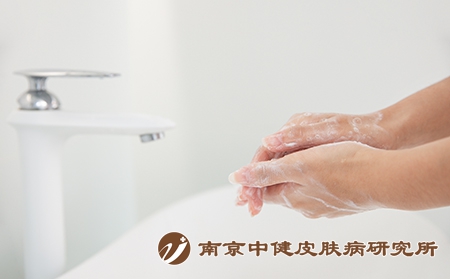 摄图网_501697376_女性卫生间洗手特写（企业商用）