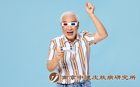 摄图网_501732536_带着3D眼镜玩游戏的老爷爷（企业商用）