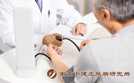 摄图网_501359711_医生给病人看病（企业商用）