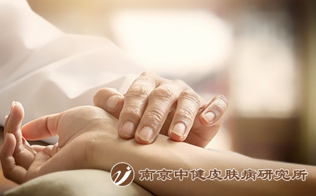 摄图网_401809302_中医把脉（企业商用）