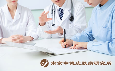 摄图网_501351507_医疗团队会议讨论特写（企业商用）